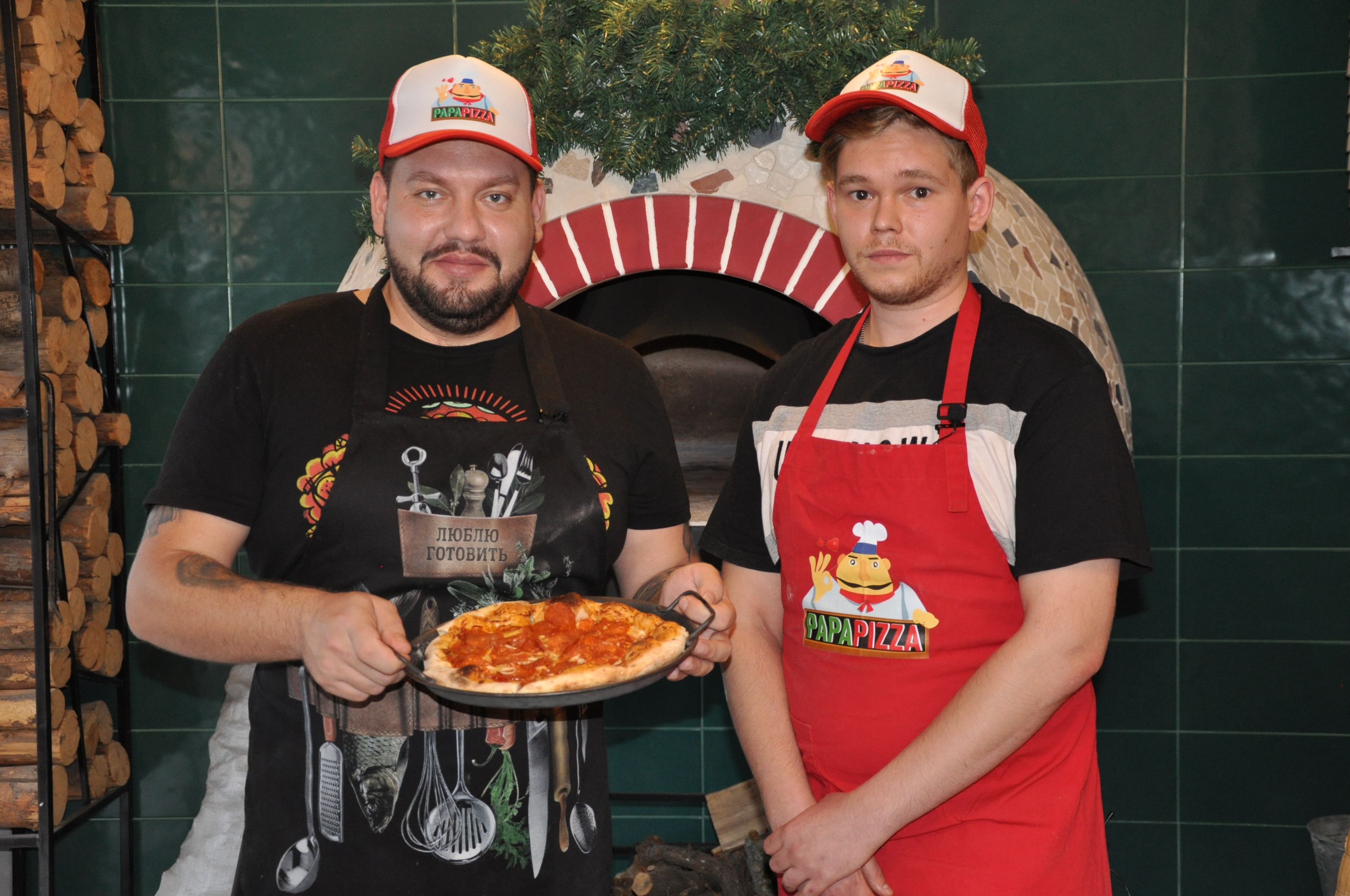 Итальянская пицца «Пепперони» в дровяной печи 